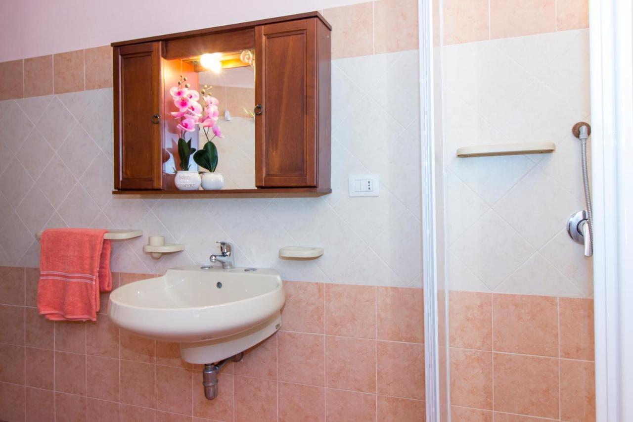 Appartamenti In Villa Con Ampio Giardino Esterno Posada  Dış mekan fotoğraf